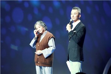 蔡明实现十年梦想泪洒现场