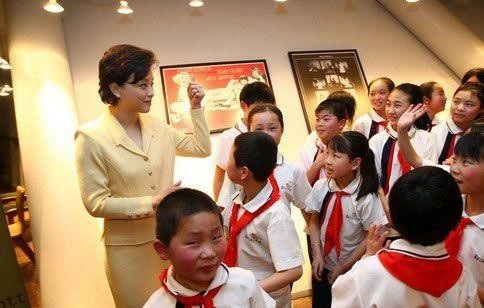 杨澜赵薇练练伊能静江一燕 她们的慈善不是作秀