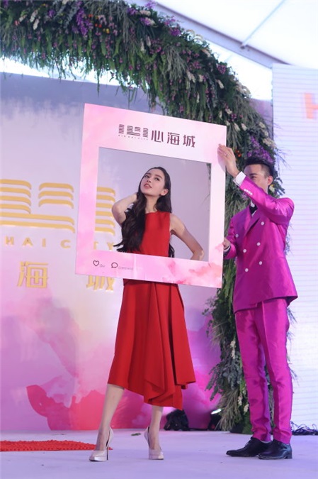angelababy杨颖为新电影《微微一笑很倾城》宣传