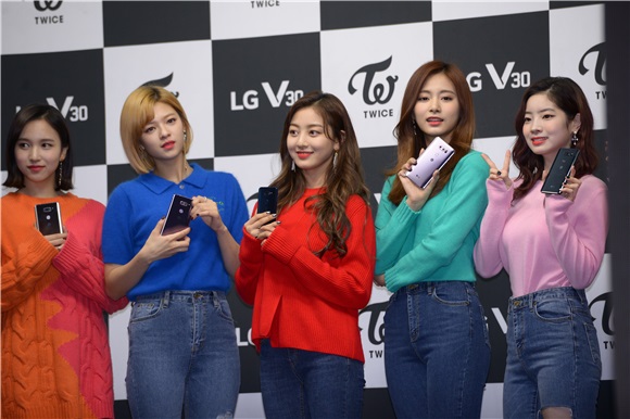 TWICE��ϯijƷ�Ʒ�˿ǩ����