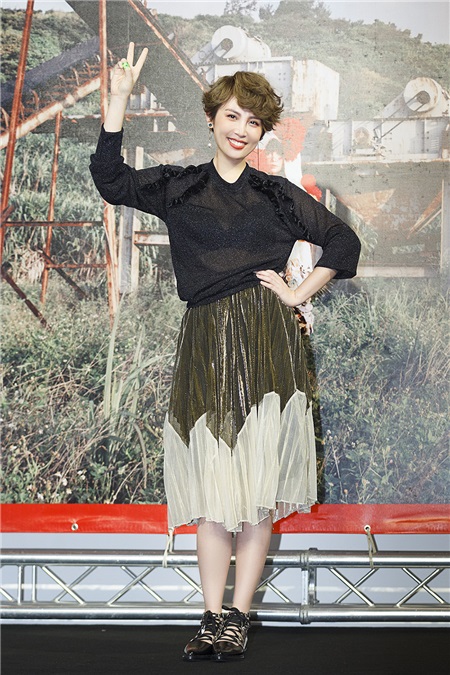 魏如萱新专封面飘「厌世颜」 王若琳送狂花留声机祝狂卖