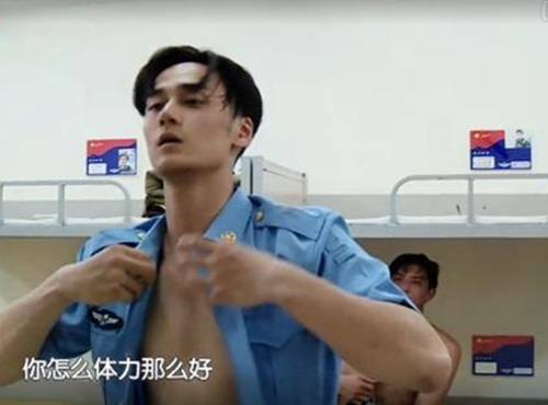蒋劲夫拼命三夫上热搜 激吻黄子韬男友力爆棚