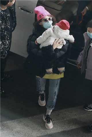 章子怡机场一人带俩娃 女儿挥手打招呼萌化众人