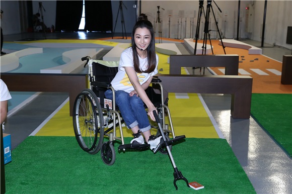 陈怡蓉926大婚倒数计时 体验无障碍轮椅驾驶