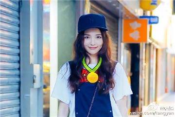 唐嫣趴躺在地上 凹到脸都不见了