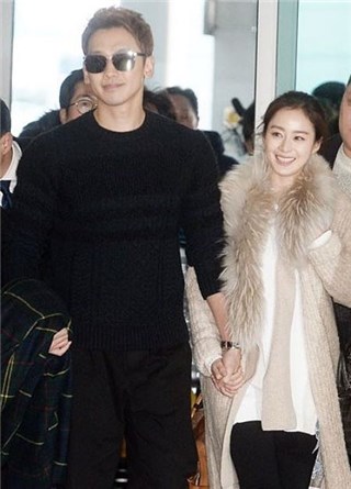 金泰熙依偎在Rain怀里 小两口十指紧扣度蜜月