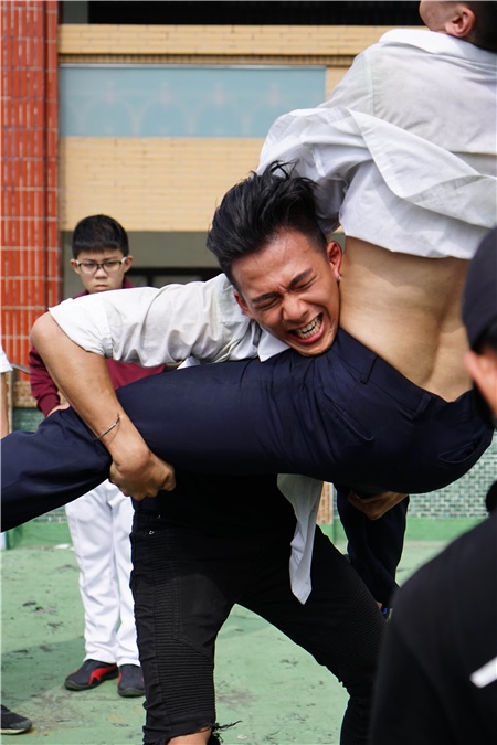 《翻墙的记忆》见面会合照签名大放送 张庭瑚穿制服隐身观众席吓呆学生
