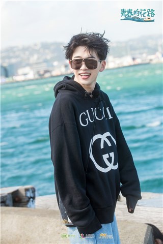 费启鸣开朗大笑