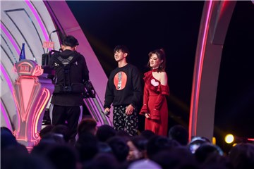 男女嘉宾甜蜜终牵手