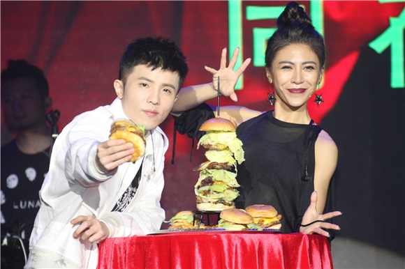 宋念宇新歌演唱会 艾怡良送上美食