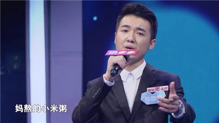 男嘉宾现场深情演唱