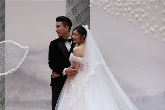 陈妍希穿婚纱与陈晓双双亮相 十指紧扣对视难掩幸福之情