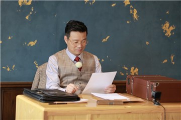 “律师”王迅伏案