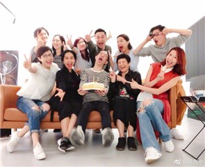 黄贯中过生日 与爱妻朱茵、好友一起庆生