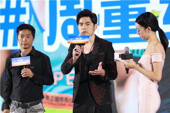 周杰伦出席《一万公里的约定》发布会 首当监制「戳头杀」解锁浪漫新动作