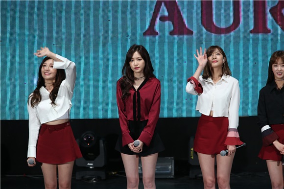 韩国女团APINK开演唱会