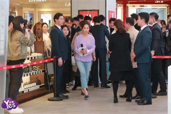 〈Yes 首尔现场〉宋智孝清新搭配亮相粉丝签名会 比心露灿笑展可爱一面