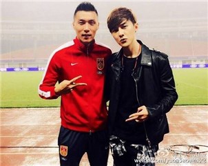 唐禹哲秀于大宝合照 何家劲加菜贺赢球
