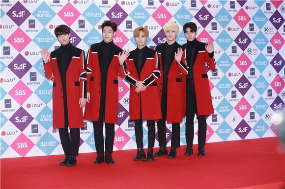 男团EXO、Seventeen、CNBLUE等亮相2016SBS歌谣大战红毯仪式