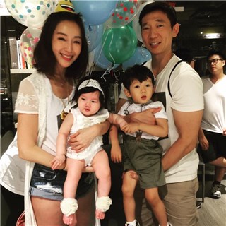 好疗癒 ! Max懒理镜头 偷咬妹妹Lucy小肥手