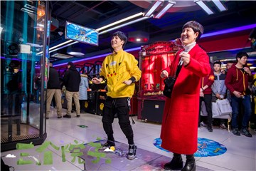 大张伟边唱边教妈妈做动作