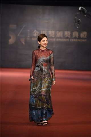 金马54∕郭书瑶性感蕾丝内衣外露 Ella全身包紧却显端庄