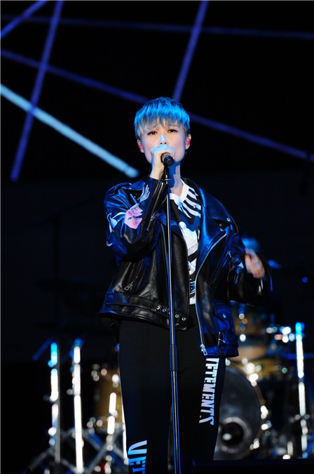 李宇春助阵Echo回声嘉年华音乐节 不畏炎热一袭皮衣帅气现身