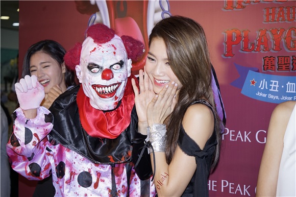 周秀娜与少女标本的Jesscia & Kabby
出席在万圣节活动