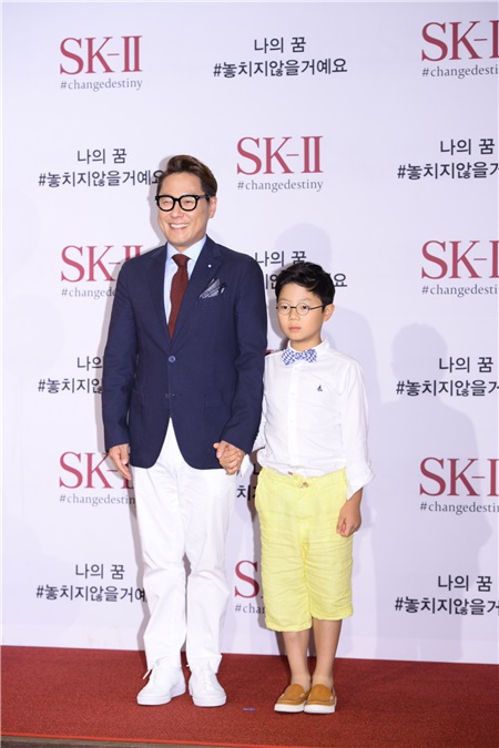 金喜爱、女团少女时代成员Sunny、歌手尹钟信及儿子尹拉益等出席某品牌活动