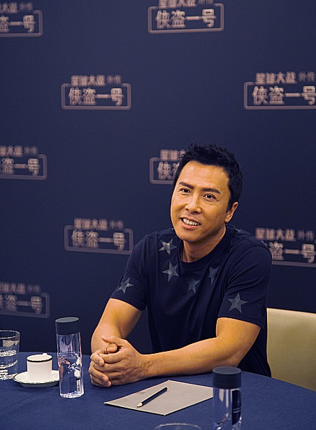 甄子丹携妻儿亮相《星战》首映 亲和力MAX放弃「宇宙最强」