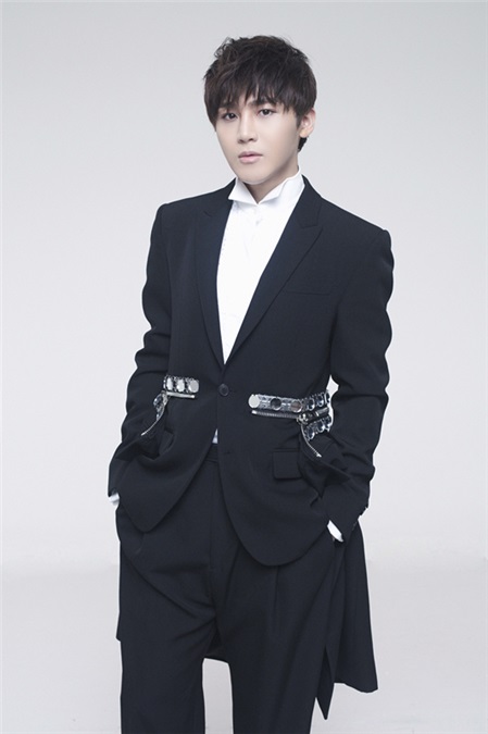 李炜《城市之光》数字专辑正式上线 早秋解锁潮装新系列