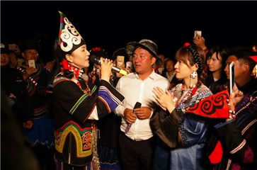 谭维维参加彝族火把节