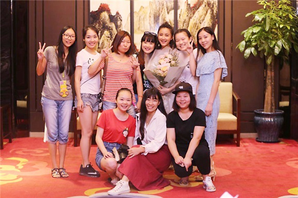 张歆艺后台遇粉丝亲和力爆表 亲密贴身玩自拍