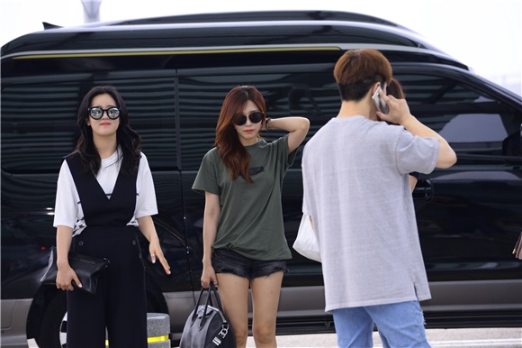 女团APINK 为在日本的
《MBC Korean Music Wave》演唱会现身仁川机场准备出国