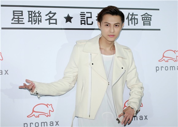 王子邱胜翊为某品牌包包站台