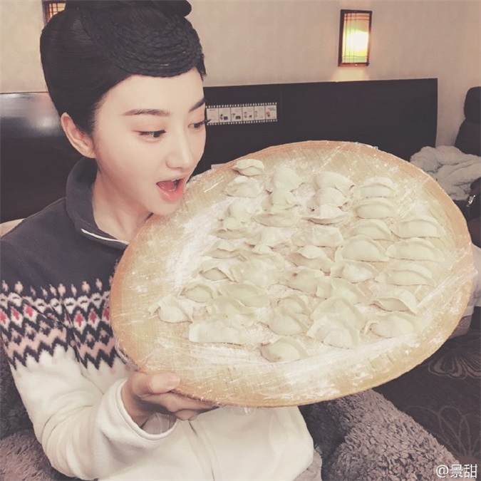 景甜包饺子过冬至 粉丝直夸美厨娘