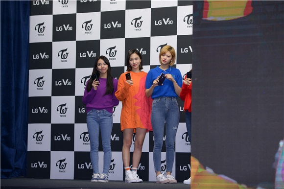 TWICE��ϯijƷ�Ʒ�˿ǩ����