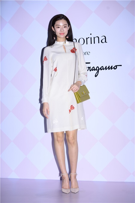 演员千玗嬉、史蒂芬妮·李、郑有真等出席品牌Signorina in Fiore 上市活动PHOTO WALL