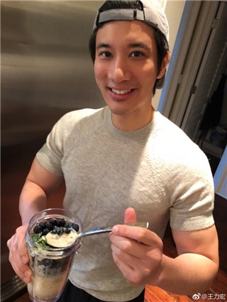 王力宏分享长肌肉的配方 但大家都不关心他的肌肉