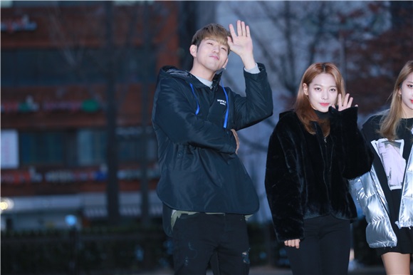 DAY6、KARD、VICTION等参加韩国Music Bank上班路