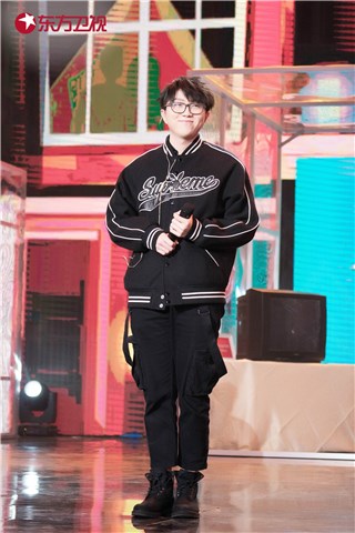 羞涩笑容的毛不易