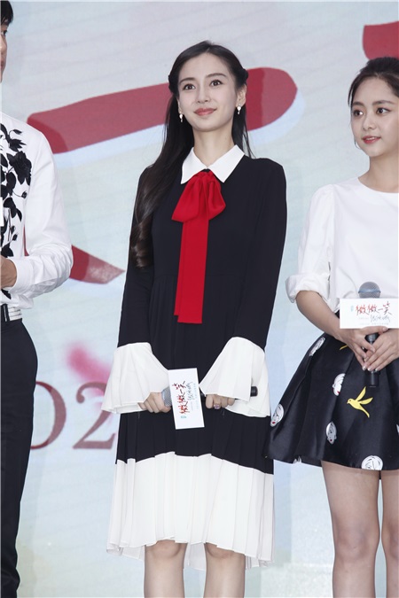 Angelababy与井柏然借位拥吻比爱心 呲牙咧嘴小表情不断一脸暧昧