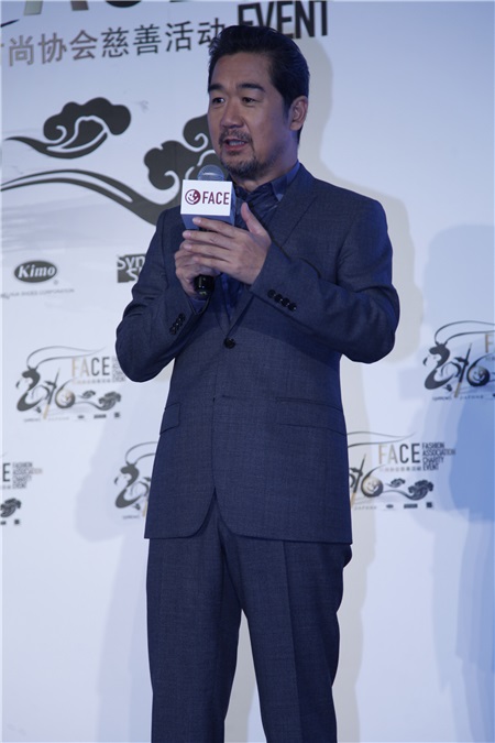 〈Yes 上海现场〉张国立、蜜蜂少女众星闪耀FACE时尚协会慈善活动