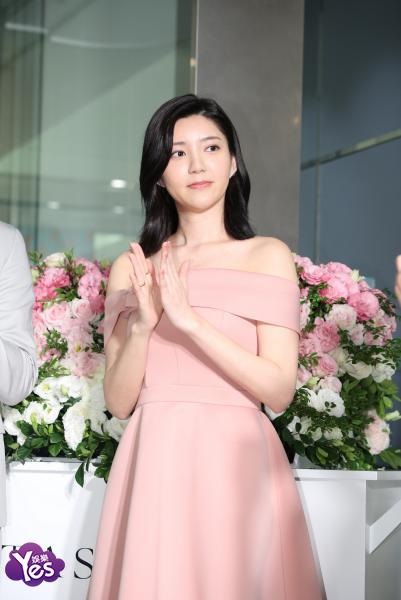 〈Yes 台北现场〉郭雪芙张轩睿出席珠宝展 戴樱花对戒享受浪漫春季