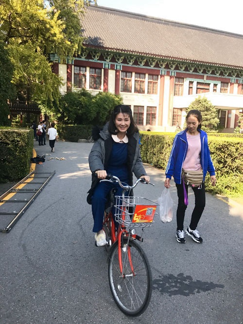 童蕾晒重返校园骑车美照 网友:扫二维码带回家