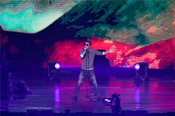 谢霆锋ROCK嗨爆KKBOX舞台 激情献唱重现17年前「鸡冠头」