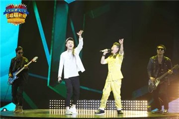 张玮与王爱华大飙高音,激情演绎乡村版《绿光》