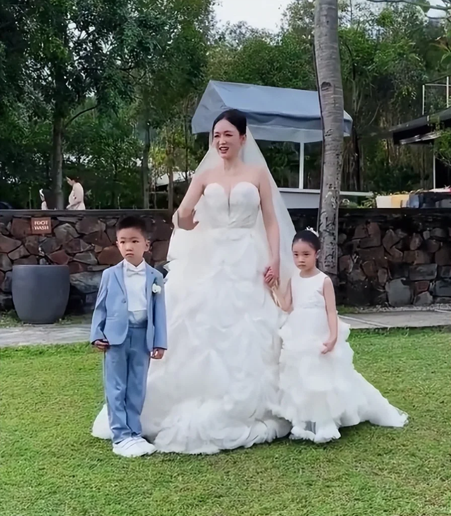 安以轩低调现身陈乔恩婚礼 神隐2年半见证闺蜜幸福