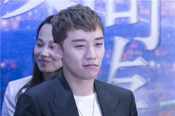 Bigbang成员胜利致歉火车事件 郭碧婷碎花裙小清新