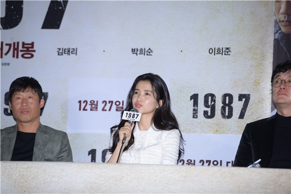 韩国电影《1987》举行媒体试映会 金允石、河正宇、金泰梨等到场出席